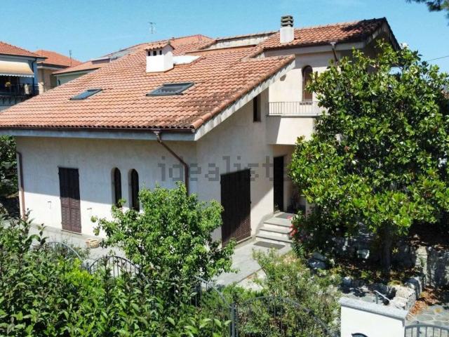 Case e ville in vendita di 220 m² in Via Ortigara, 6