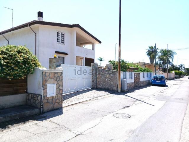 Case e ville in vendita di 220 m² in Via Orchidee