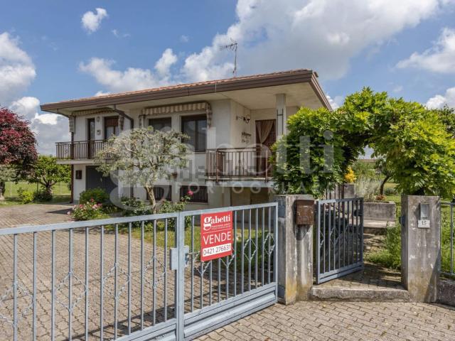 Case e ville in vendita di 220 m² in Via L. Visentini, 15