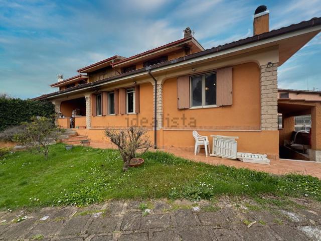 Case e ville in vendita di 220 m² in Via Lombardia, 26