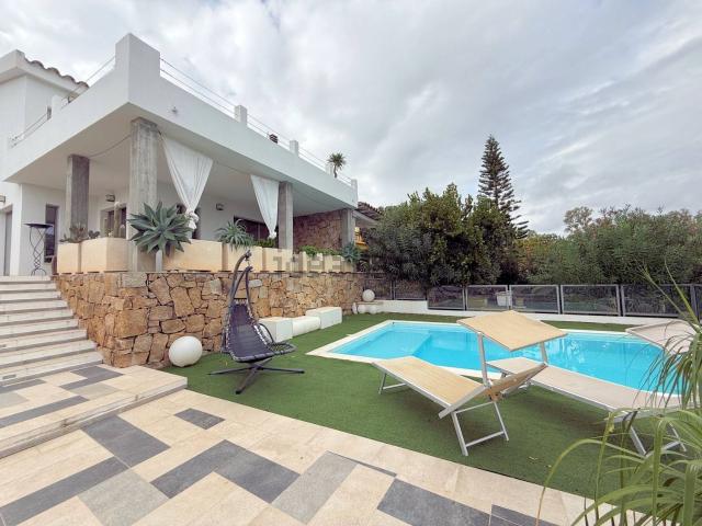 Case e ville in vendita di 220 m² in Via Leonardo Alagon