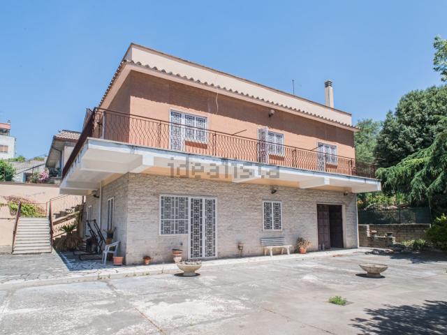 Case e ville in vendita di 220 m² in Via Luigi Pietracqua
