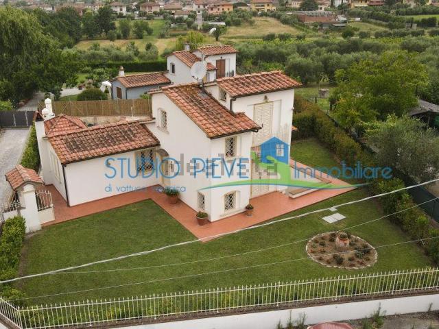 Case e ville in vendita di 220 m² in Via Monsummanese