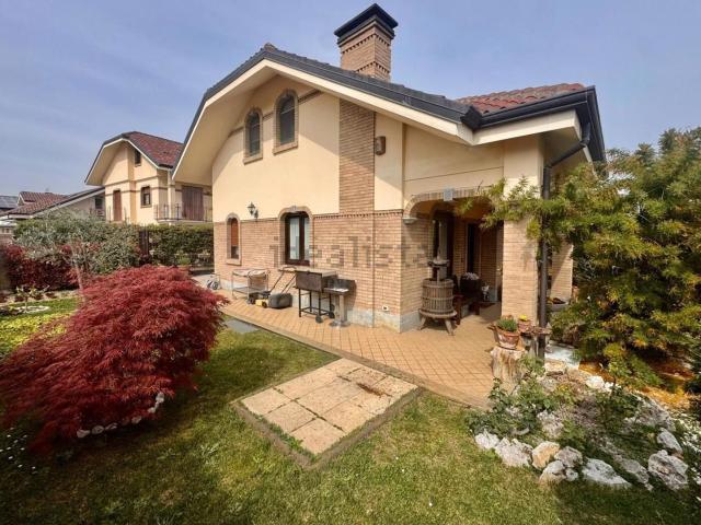 Case e ville in vendita di 220 m² in Via Montebianco