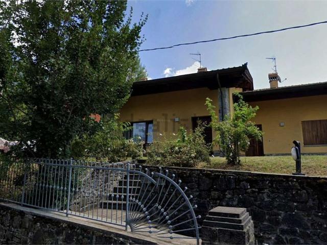 Case e ville in vendita di 220 m² in Via Macchiarelle, 62