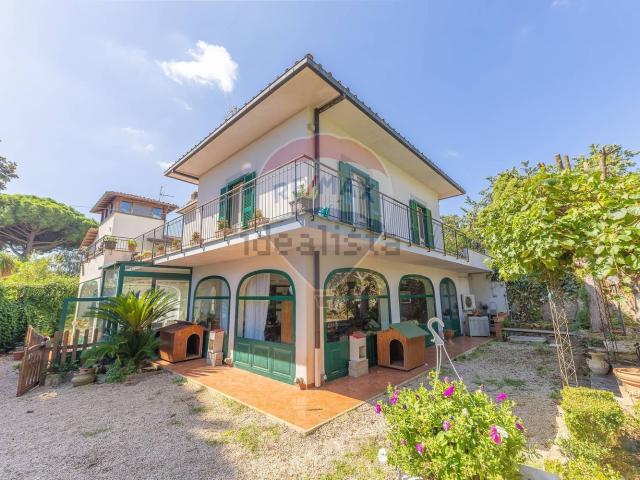 Case e ville in vendita di 220 m² in Via Madonna degli Angeli, 40