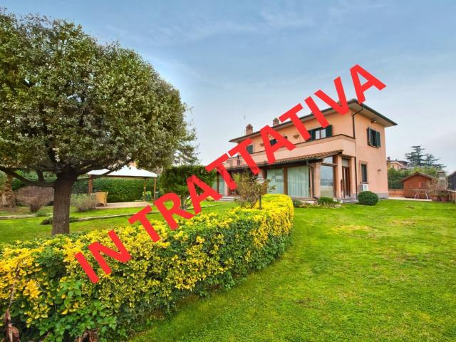Case e ville in vendita di 220 m² in Via Mangone