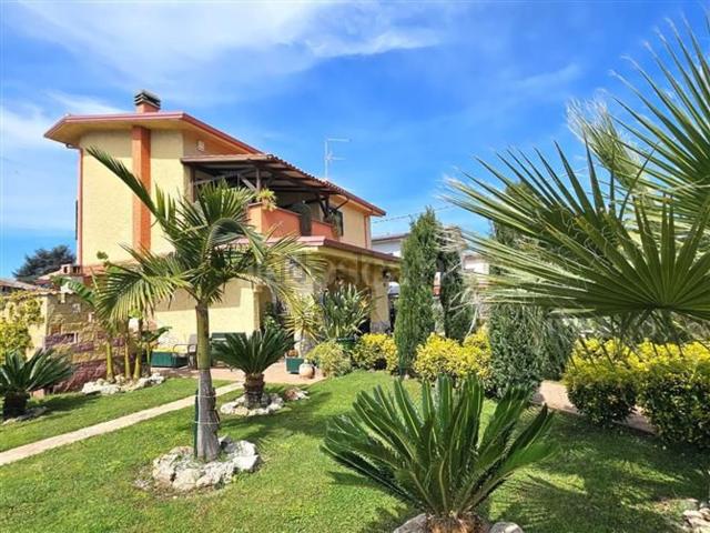 Case e ville in vendita di 220 m² in Via Metauro