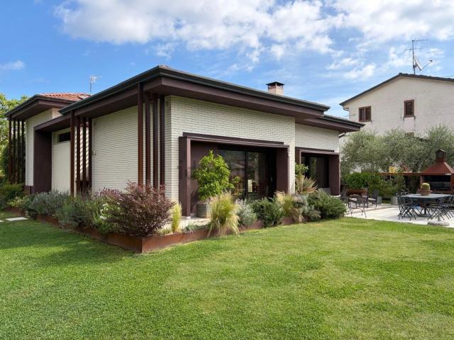 Case e ville in vendita di 220 m² in Via Nuova di Guamo