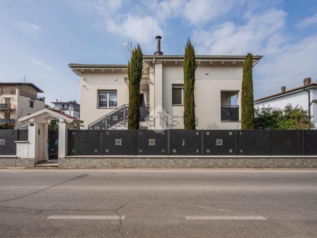Case e ville in vendita di 220 m² in Via Solimei, 42