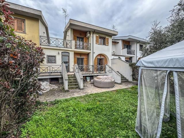 Case e ville in vendita di 220 m² in Via Salorno