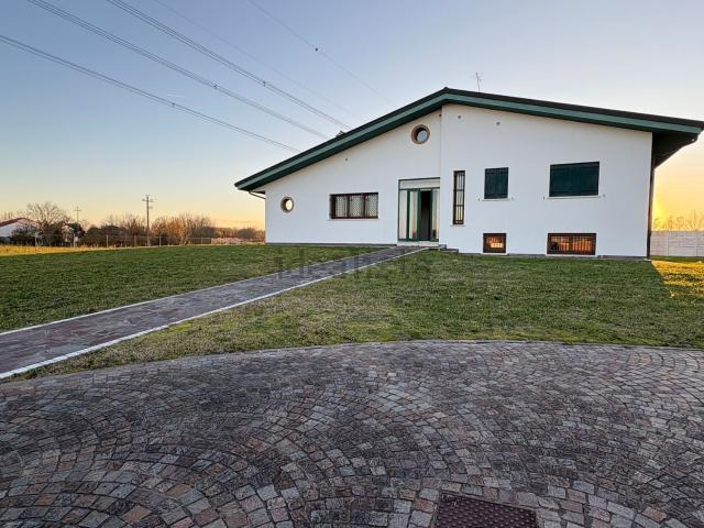 Case e ville in vendita di 220 m² in Via Sant&apos Elena, 64