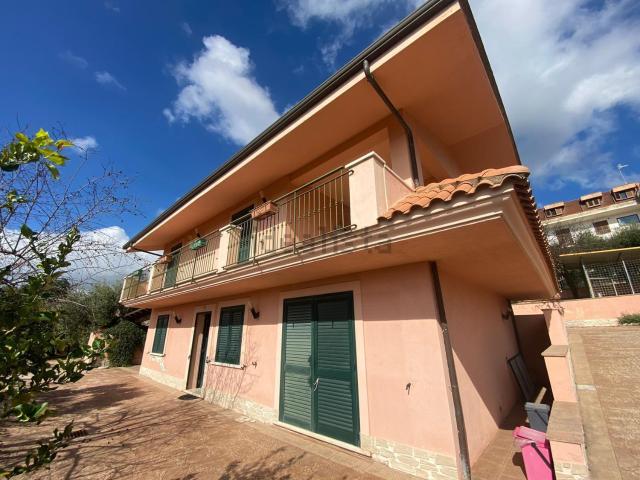 Case e ville in vendita di 220 m² in Via Santa Lucia, 31