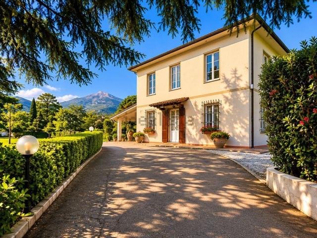 Case e ville in vendita di 220 m² in Via Scarpello, 5