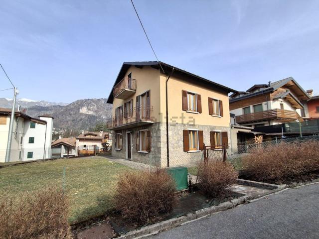 Case e ville in vendita di 220 m² in Via Palazzo