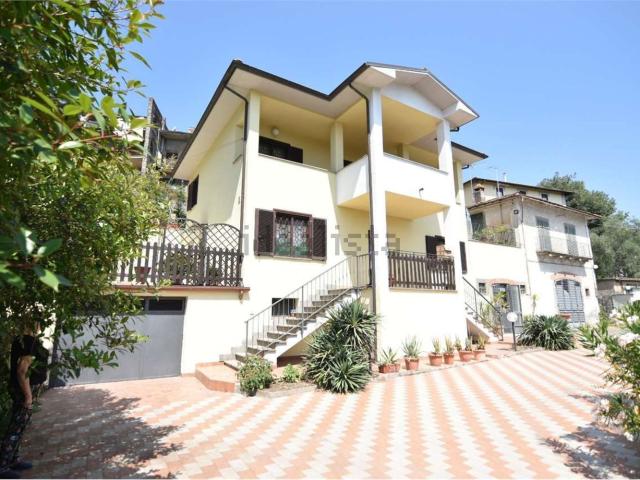 Case e ville in vendita di 220 m² in Via Palombara, 1