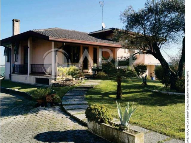 Case e ville in vendita di 220 m² in Via Petrarca, 3