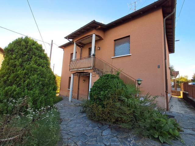Case e ville in vendita di 220 m² in Via Perla