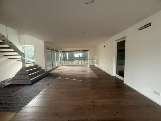 Case e ville in vendita di 220 m² in Via Pinerolo