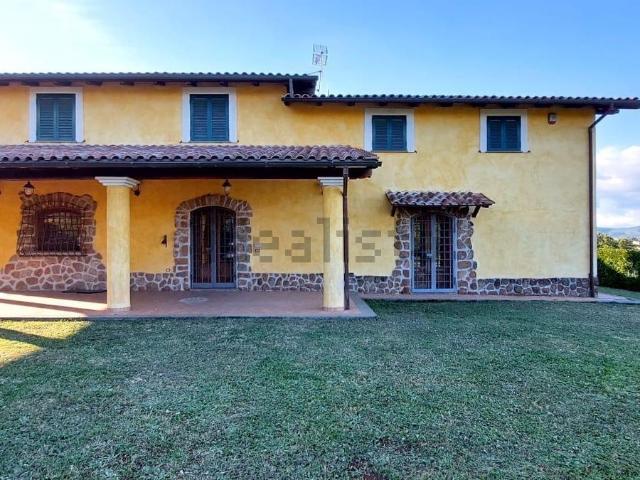 Case e ville in vendita di 220 m² in Via Prati di Mainello, 30