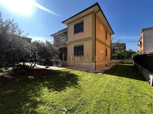 Case e ville in vendita di 220 m² in Via Roberto Paribeni
