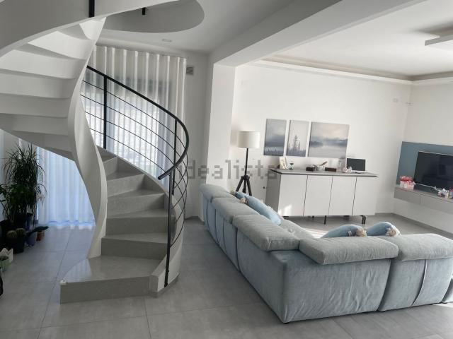 Case e ville in vendita di 220 m² in Via Raiolo