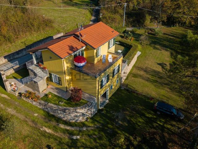 Case e ville in vendita di 220 m² in Via Trezzo, 147