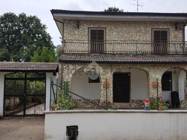 Case e ville in vendita di 220 m² in Via Trilussa, 40