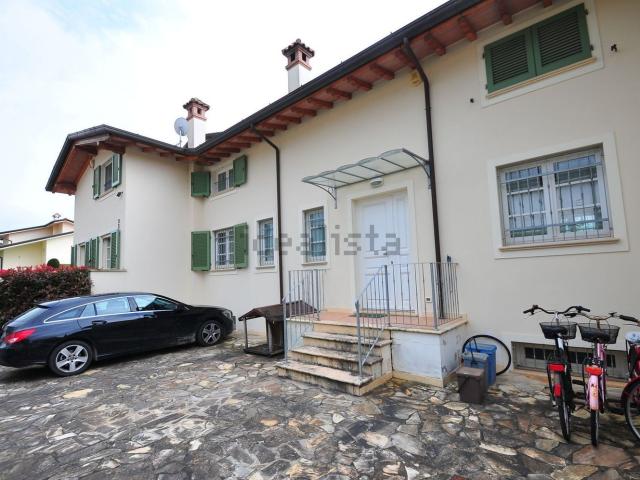 Case e ville in vendita di 220 m² in Via Umbria