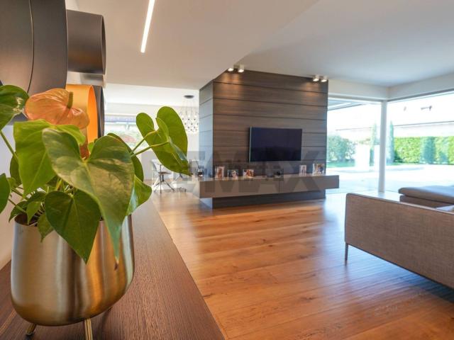 Case e ville in vendita di 220 m² in Via V. Crotti, 16