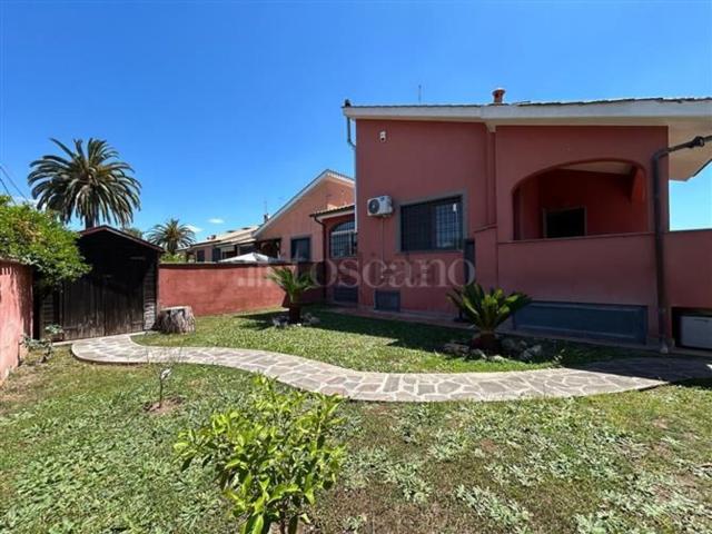 Case e ville in vendita di 220 m² in Via Vandoies