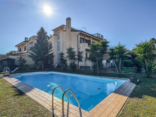 Case e ville in vendita di 220 m² in Via Varna
