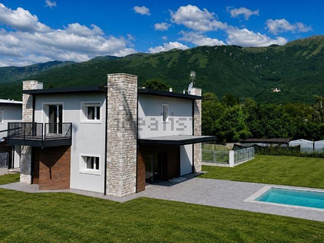 Case e ville in vendita di 220 m² in Via Vittorio Veneto, 4