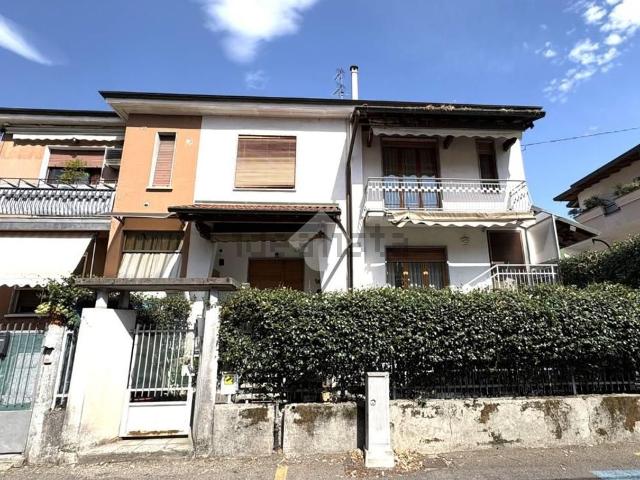 Case e ville in vendita di 220 m² in Via Vicenza, 6
