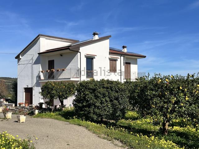 Case e ville in vendita di 220 m² in Contrada Corvisiero