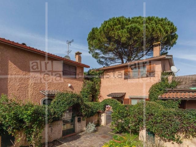 Case e ville in vendita di 220 m² in Largo Olgiata, 15