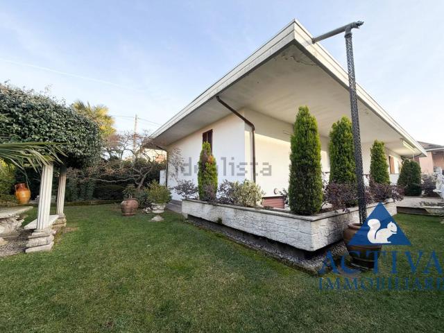 Case e ville in vendita di 221 m² in Via Alcide de Gasperi, 27