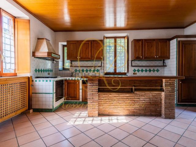 Case e ville in vendita di 221 m² in Via del Quadraro, 295