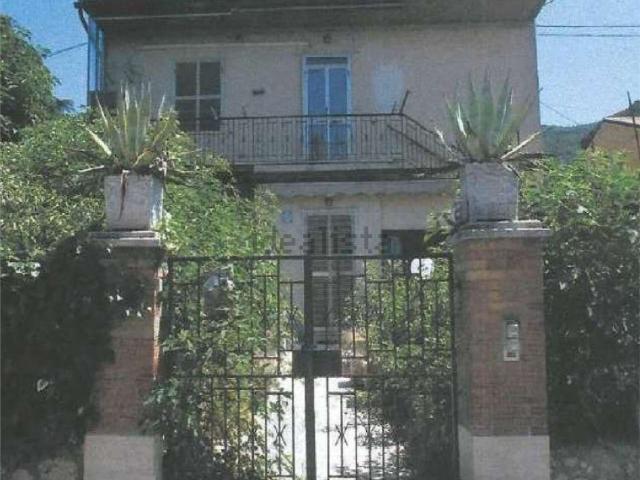 Case e ville in vendita di 221 m² in Via della Rinascita, 6