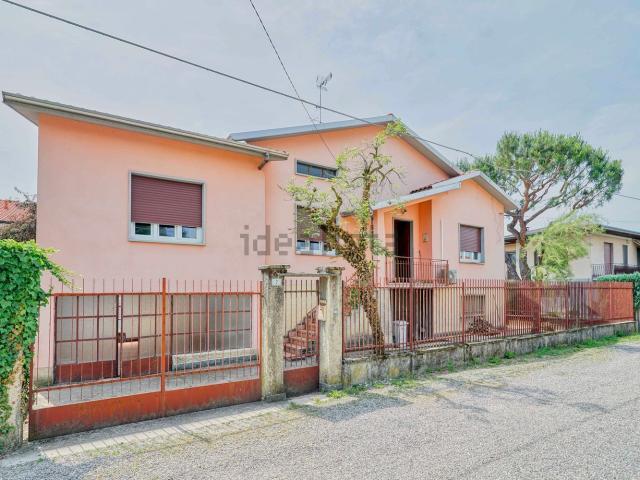 Case e ville in vendita di 222 m² in Via Annibal Caro, 7