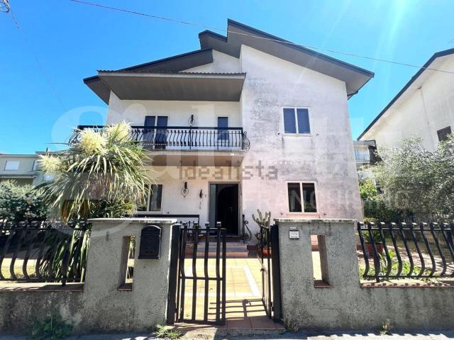 Case e ville in vendita di 222 m² in Via Alessandro Manzoni, 1