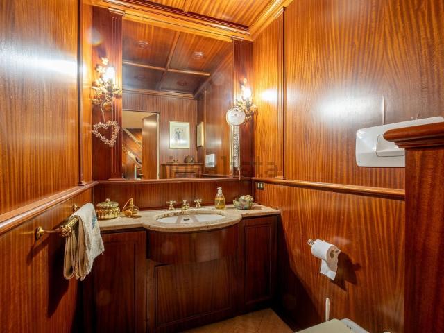 Case e ville in vendita di 222 m² in Via Frassinoro, 38