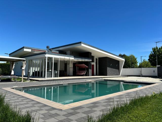 Case e ville in vendita di 222 m² in Via Leinì, 152