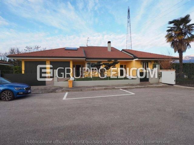 Case e ville in vendita di 222 m² in Via Romagna