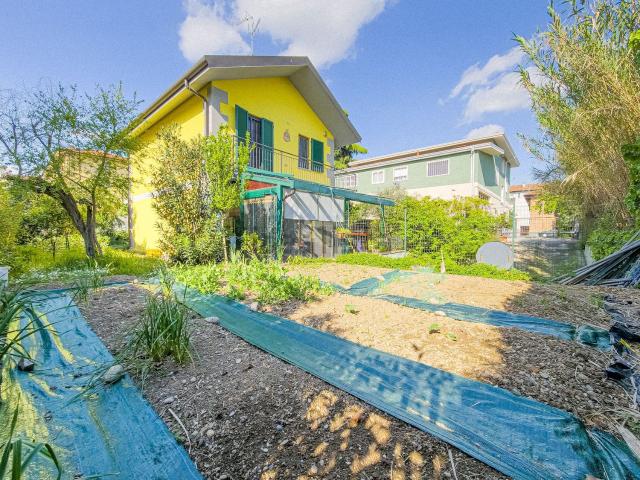 Case e ville in vendita di 223 m² in Via Curletti Coniugi