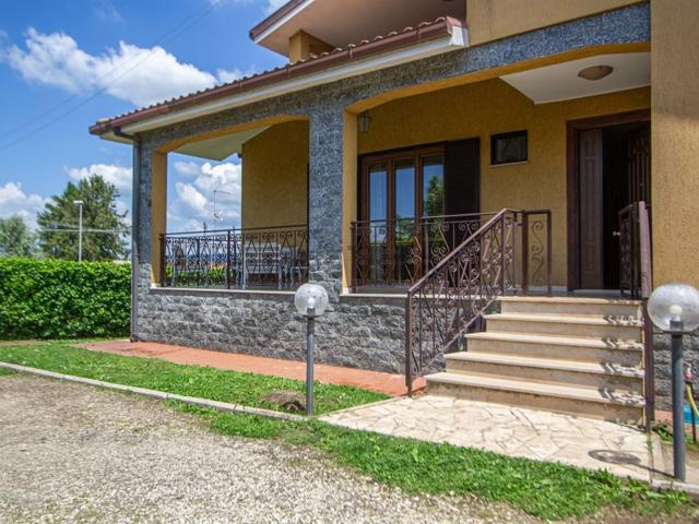 Case e ville in vendita di 223 m² in Via Volturno, 12
