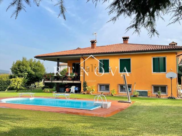 Case e ville in vendita di 224 m² in Via Costabella, 23