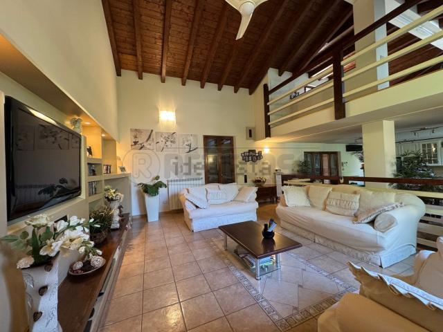 Case e ville in vendita di 224 m² in Via Carelli