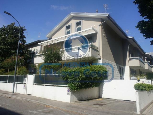 Case e ville in vendita di 224 m² in Via Augusta Rasponi, 39