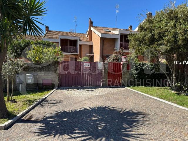 Villetta a schiera in vendita di 224 m² in Via Giuseppina Saragat, 2